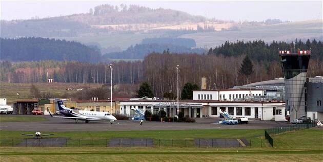 Lidé z okolí letiště ve Varech se bouří proti škole pilotů, bojí se hluku
