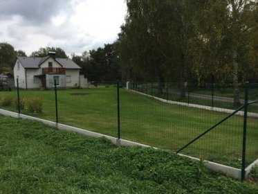 Firma Ploty Kodl, s.r.o. použila svařované čtvercové oplocení kolem zahrady v Cheznovicích