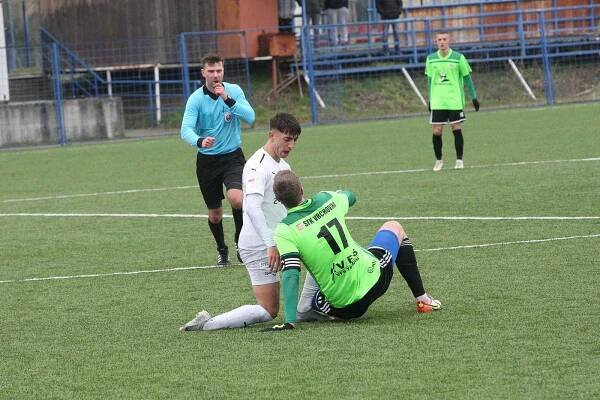 Fotbalisté Slovácka B (bílé dresy) podlehli při jarní třetiligové premiéře Vrchovině 1:3.
