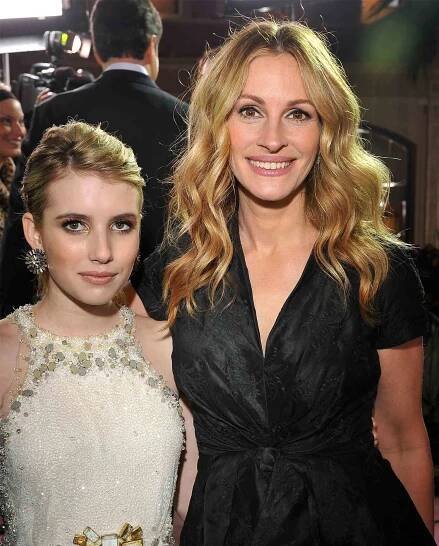 Emma Roberts (L) and Julia Roberts arrive at the 