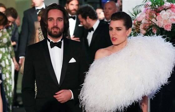 Dimitri Rassam a Charlotte Casiraghi na monackém Růžovém plese (Monako, 24....