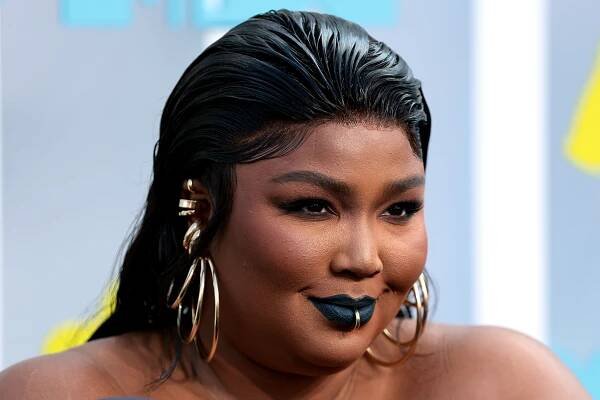Lizzo Combined Four Different Nail Trends in One Manicure at the People's Choice Awards — See Photos