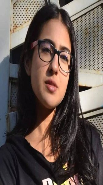Shradha Kapoor, Ananya Panday, Kareena Kapoor Khan - Bollywood divas who aced nerdy vibe