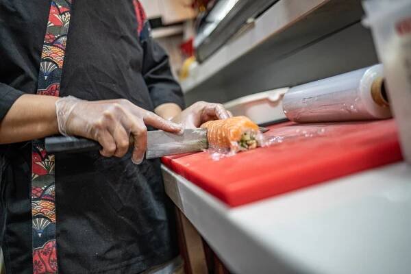 Příprava sushi v restauraci Ginza running sushi