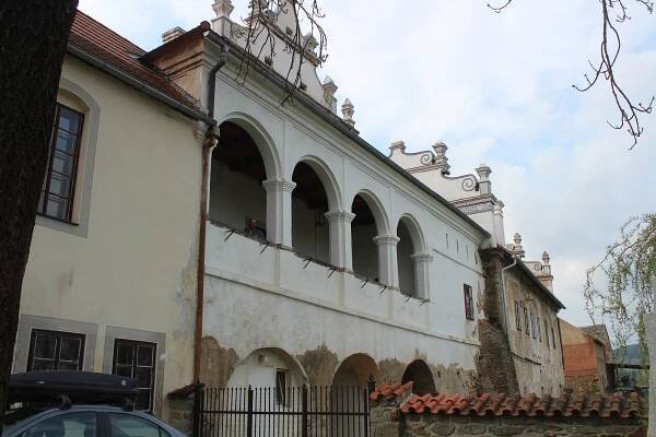 Zámek Mokrosuky zahájil první sezonu, otevřel muzeum věnované šermu