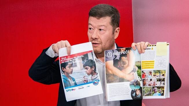 Kauza kolem plakátu s romskými dětmi: Stejný je i v učebnici, ukazuje Okamura