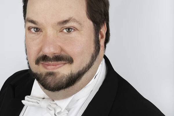John Fiore provede s Orchestrem Národního divadla Rachmaninova a Stravinského