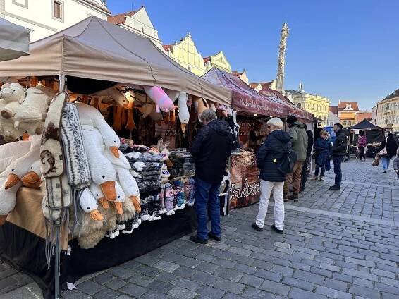 Centrum Třeboně patřilo vínu a hodování. Dorazil i Martin na bílém koni