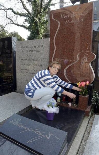 Olga Matušková na hrobě Waldy: Přišla mu říct o pravnoučkovi!