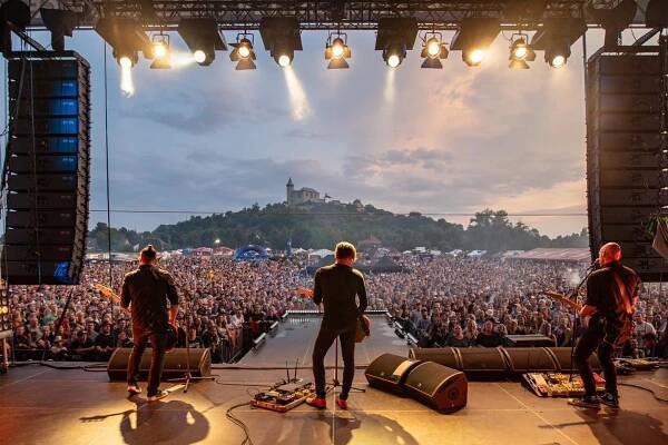 Hudební festival Hrady CZ začíná svou letošní tour na Točníku s Kabáty, Divokým Billem, Benem Cristovaem či Wanastowými Vjecmi a oznamuje kompletní program - Tojesenzace.cz