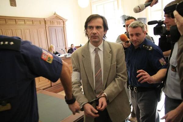Boris Ingr odchází 29. února 2012 ze soudní síně Krajského soudu v Brně, který ho odsoudil za vraždu jeho ženy, spisovatelky Simony Monyové, k 15 letům vězení.