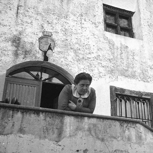 Therese Giehse devant la Chesa Salis à Sils en Engadine, 1936. Photo prise par Annemarie Schwarzenbach.