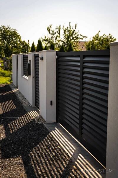 Moderní hliníkový plot NOVA - Veselí nad Moravou 2025 | Sunsystem.cz