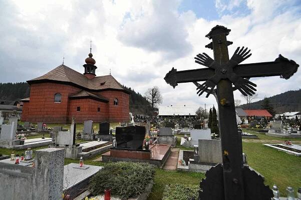 Velké Karlovice - hřbitov a dřevěný kostel Panny Marie Sněžné.