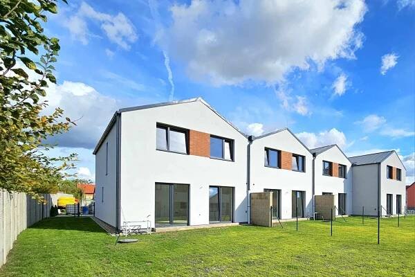 Pohled na domy a zahrady - Prodej domu 138 m², Milovice 