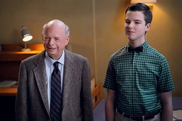 Malý Sheldon - Sálový počítač, zábrany a týden klidu na lůžku - Z filmu - Wallace Shawn, Iain Armitage