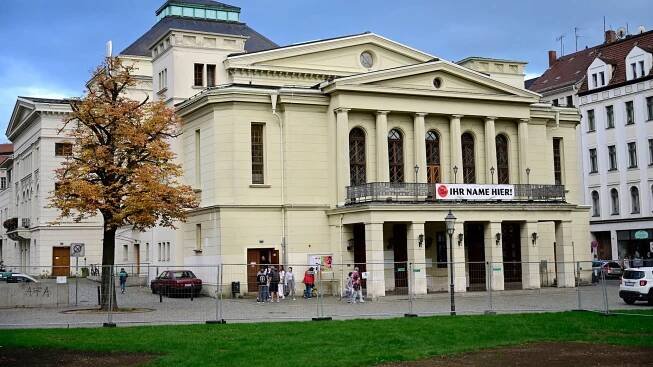 Blick auf ein herrschaftliches Theatergebäude.