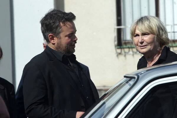 FOTO: Josef Abrhám mladší vítá herečku Elišku Balzerovou. – stránka 24