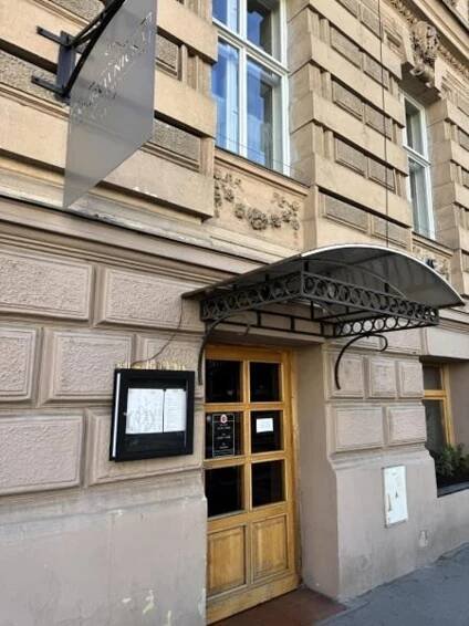 Švábi v kuchyni i za barem. Oblíbenou restauraci na polední menu v Brně zavřeli