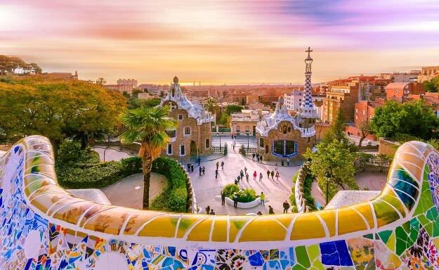 Pohled na město z parku Guell v Barceloně, Španělsko.
