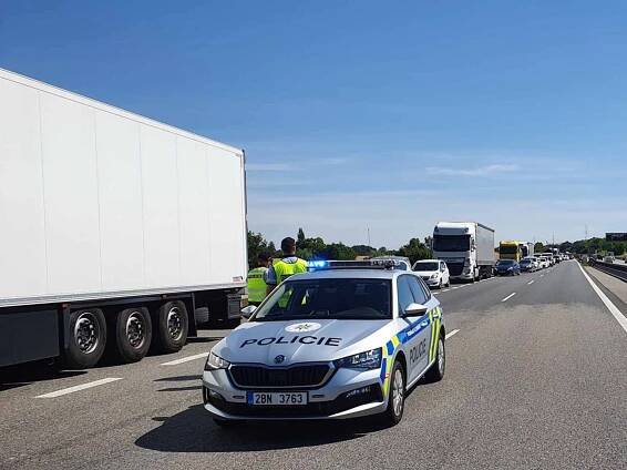 Tragická nehoda uzavřela D1 u Vyškova. Kamion tam srazil chodce