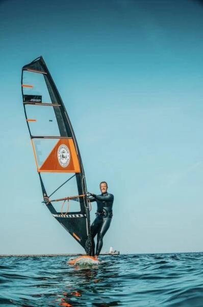 A man on a windsurfing course becoming stress-free with windsurfing in Amager