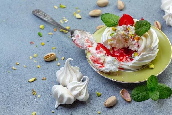 Nadýchaný dezert Pavlova můžete připravit ve velké i mini verzi