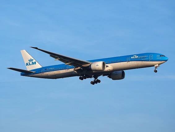 Súbor:PH-BVO KLM Royal Dutch Airlines Boeing 777-306(ER) landing at Schiphol AMS-EHAM runway 18R pic2.JPG