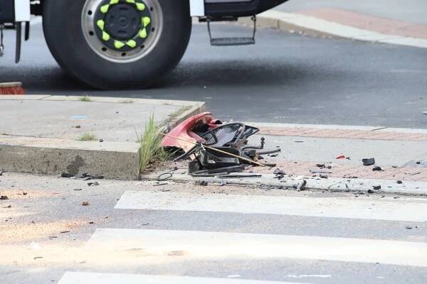 Děsivá nehoda ve Strašnicích: Rozstřelené auto uprostřed křižovatky, další dvě skončila na chodníku!