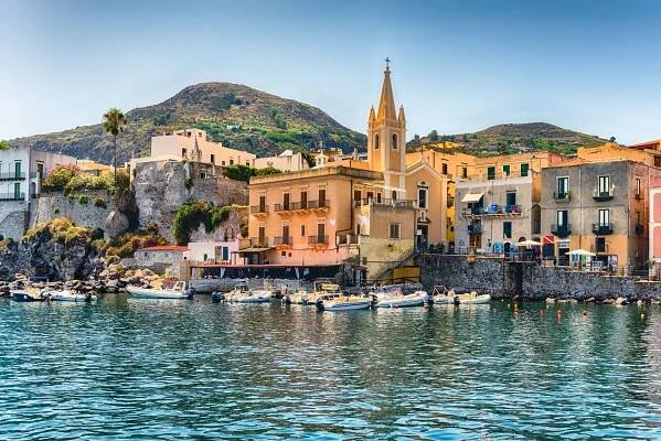 Pohled na Marina Corta, menší přístav v hlavním městě Lipari, největším z Liparských ostrovů v Itálii.