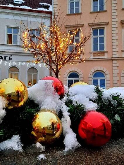 Adventní večer s prvním sněhem ve Znojmě.