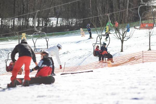 Harusův kopec u Nového Města na Moravě o víkendu ožil lyžaři | Vysočina-news.cz