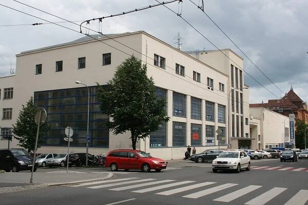 Soubor:Brno, Kounicova 18-22, Stadion (7740).jpg