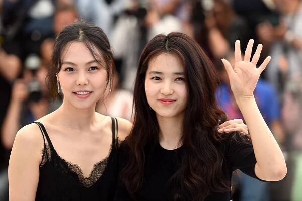 Kim Min-hee - Smile, Hairstyle, Flash photography, Happy,... - Female Celebrities