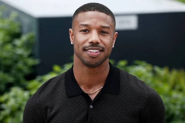 Nejvíc sexy mužem roku 2020 je herec Michael B. Jordan. Žebříčku magazínu People dříve vévodil George Clooney nebo Brad Pitt
