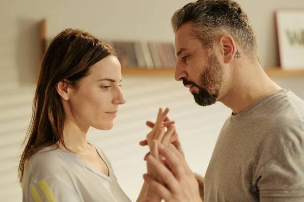 Die Macht der Kränkung - Georg - Z filmu - Antje Traue, Murathan Muslu