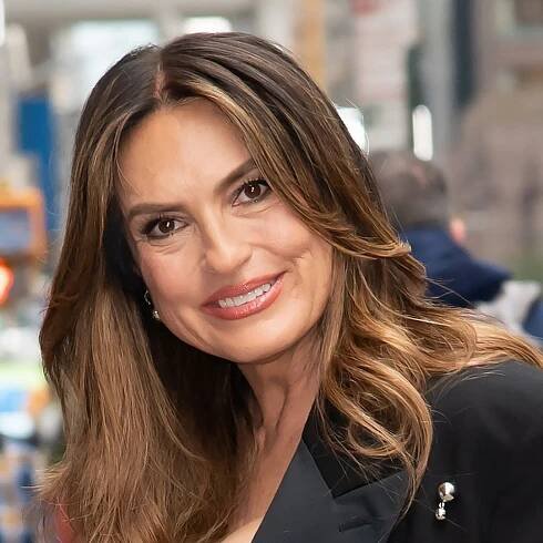 Mariska Hargitay rocks bright blue swimsuit for lush pool day — see