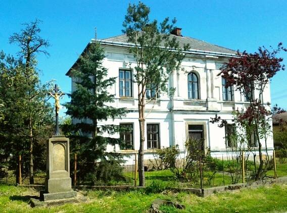 Soubor:Zámeček Staré Ždánice s křížkem.jpg – Wikipedie