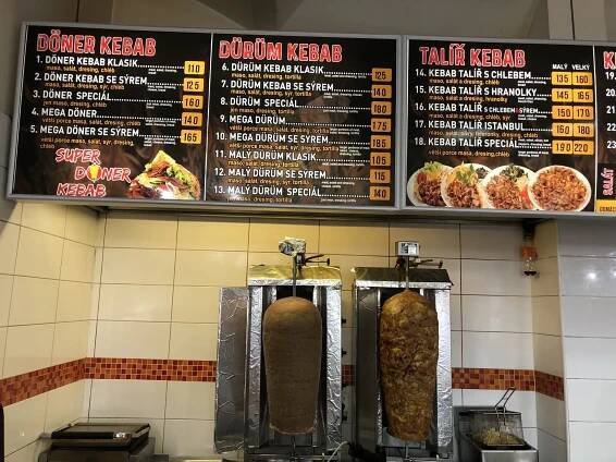 Dokonalý kebab s hovězím či kuřecím masem, dipem dle výběru i ovčím sýrem na Dejvické