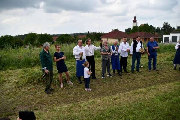 Kosení lúky 10. 6. 2023 - Oficiální stránky obce Hodonice
