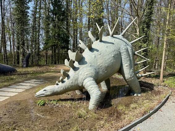 Máte rádi dinosaury? Kousek od hranic najdete tematický park. Tak trochu Jurský park. Nestojí moc a průvodce je v češtině