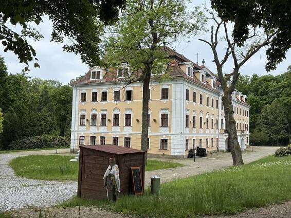 Na zámku v Chlumu budují Jurský svět. S jeho financováním mají pomoci dluhopisy
