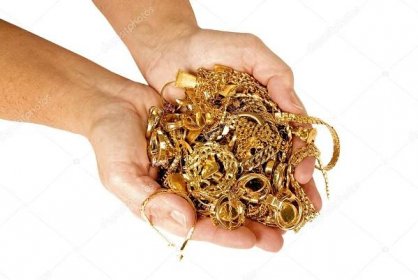 Stáhnout - Obě ruce plné zlatých šperků. Pomyslete na všechny peníze, které můžete získat z prodeje své nechtěné šperky a zlato. izolované na bílém. Studio záběr. — Stock obrázek