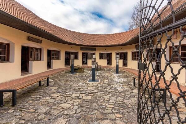Součástí muzeu jsou také masné krámy s expozicí venkovských řemesel. Foto Roman Šulc.