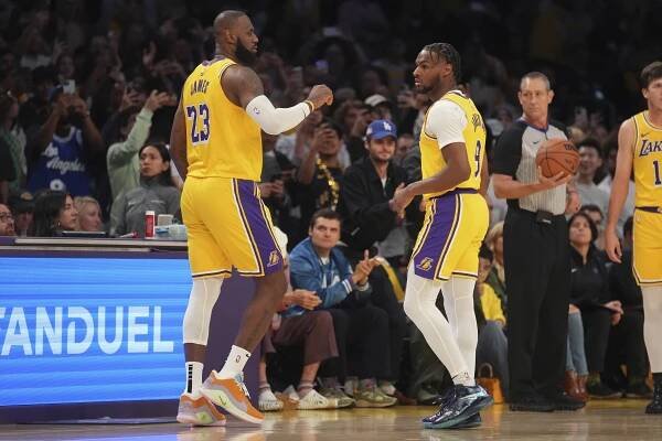 LeBron James nastoupil se synem Bronnym a společně se zapsali do historie NBA