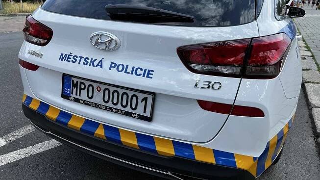 Po Olomouci jezdí policejní auta s netradiční SPZ. Strážníci vysvětlili proč