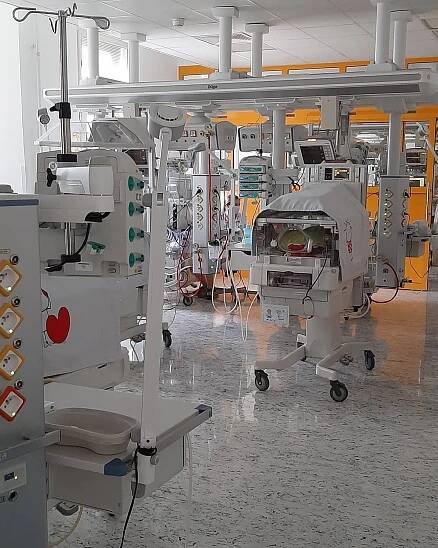 Boj o život začíná zde: Představujeme novorozeneckou jednotku intenzivní péče v ÚPMD Podolí
