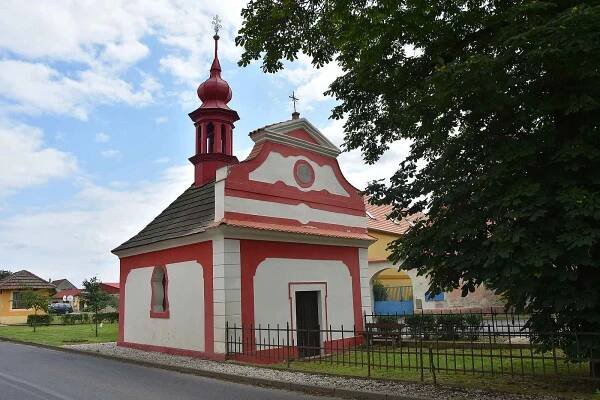 Na návsi stojí rokoková kaple svatého Vojtěcha postavená v roce 1770.
