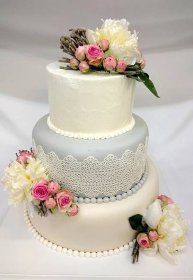 573. Svatební dort s živými květy-dodat vlastní květy (10000 g, 3800 Kč). - Cukrárna AD ASTRA