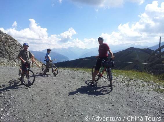 Pohodově mezi vrcholy Alp na kole